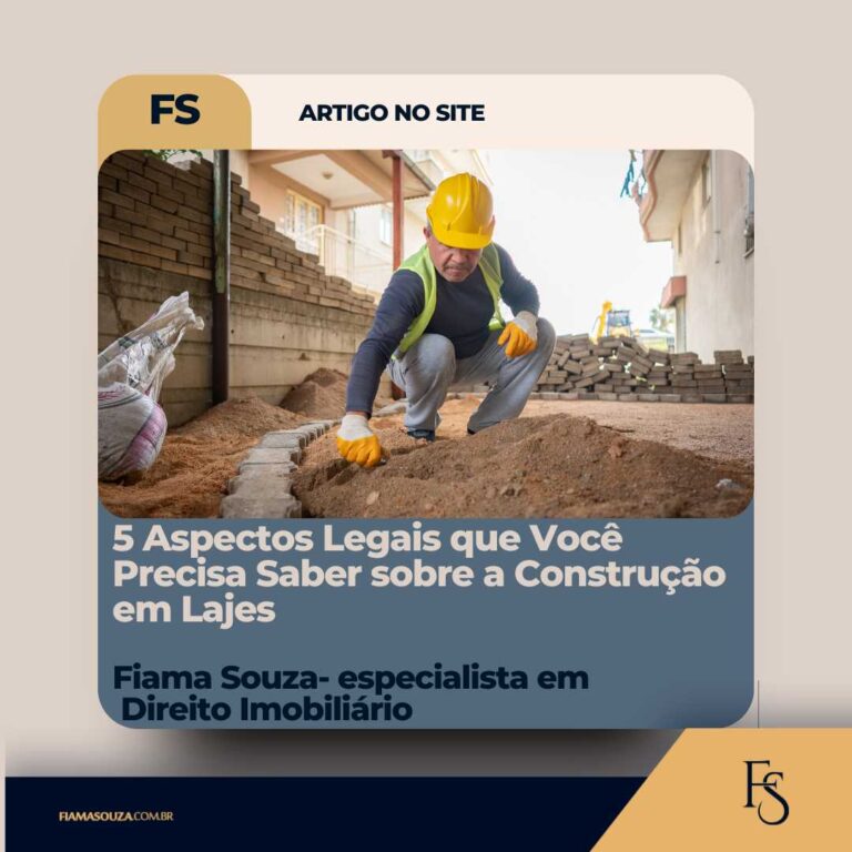 A imagem mostra um trabalhador usando um capacete amarelo e um colete de segurança enquanto realiza a construção de uma laje, em um ambiente residencial. Ele está de joelhos, mexendo na terra e tijolos ao redor. O título destacado na imagem é: "5 Aspectos Legais que Você Precisa Saber sobre a Construção em Lajes". Logo abaixo, aparece o nome "Fiama Souza - especialista em Direito Imobiliário", junto com a marca do site fiamasouza.com.br e a identidade visual do escritório FS Advocacia.